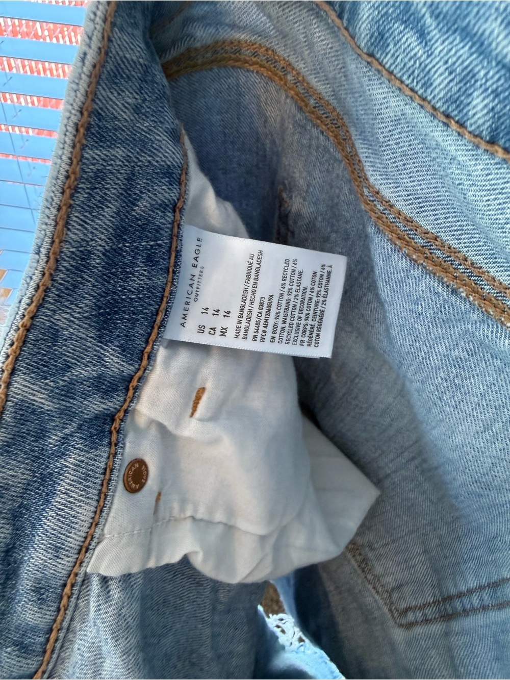 American Eagle women’s Baggy Mom Short, High-Rise Distressed Denim. Size 14 - Picture 5 of 6